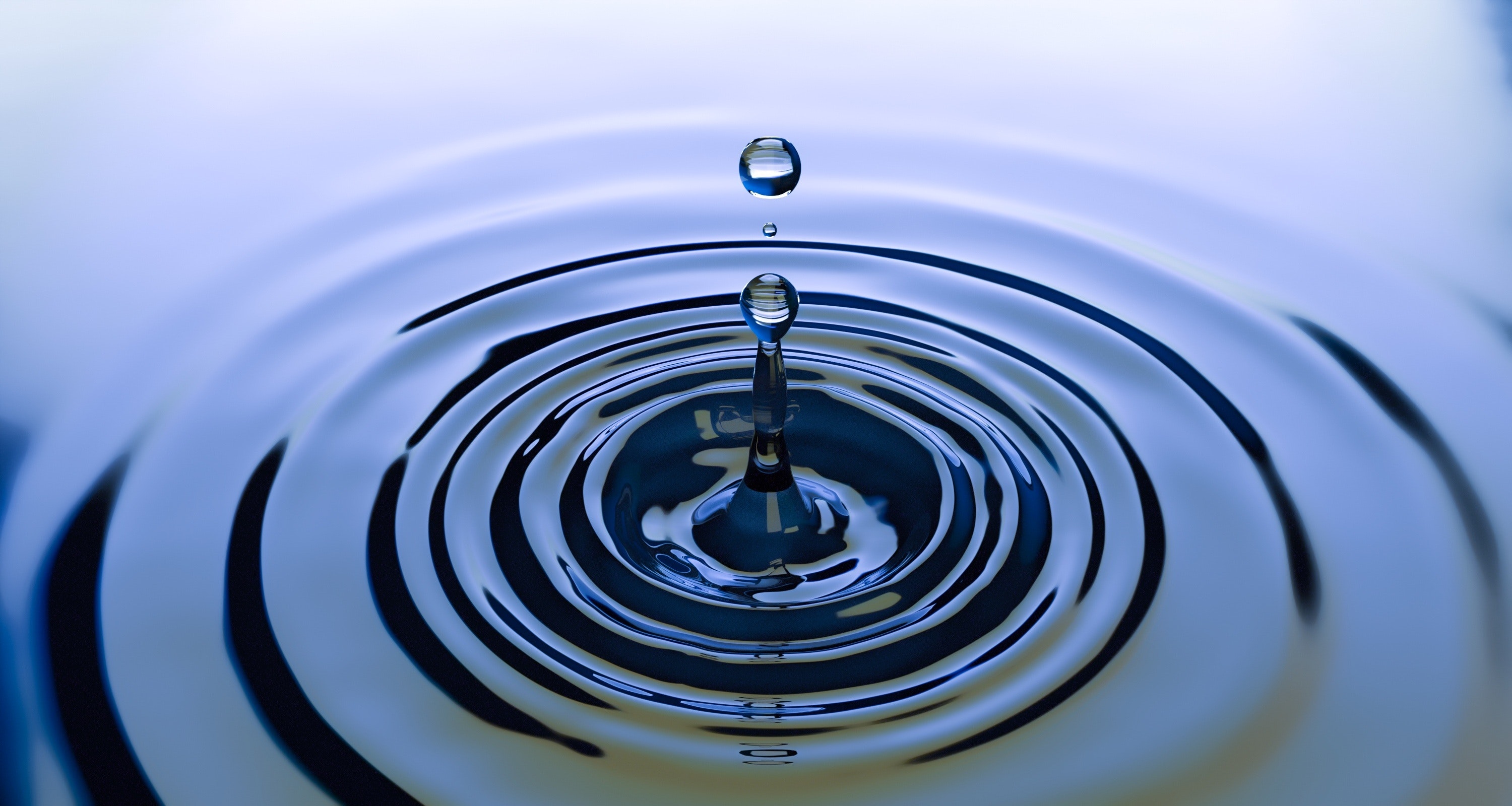 close-up-drop-of-water-ripple-220213-nustem